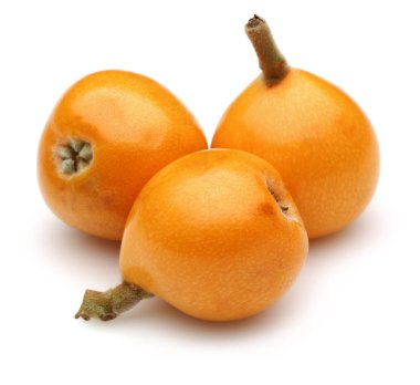 Olgun yenidünya meyve üzerinde beyaz izole