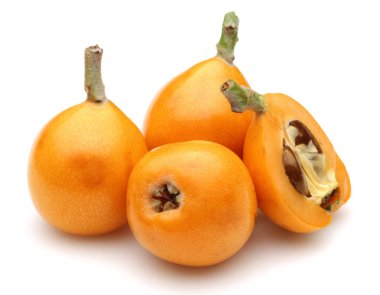 Yarım ve bütün Konfit yenidünya meyve üzerinde beyaz izole