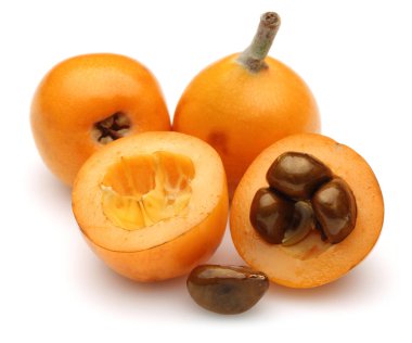 Yarım ve bütün Konfit yenidünya meyve üzerinde beyaz izole