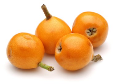 Olgun yenidünya meyve üzerinde beyaz izole