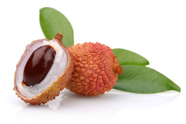 Taze lychee meyve ve yaprakları üzerinde beyaz izole