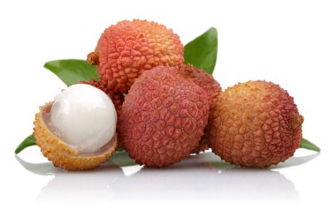 Taze lychee meyve ve yaprakları üzerinde beyaz izole
