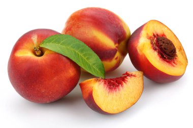 Dilim ve yaprak üzerinde beyaz izole nektarin şeftali