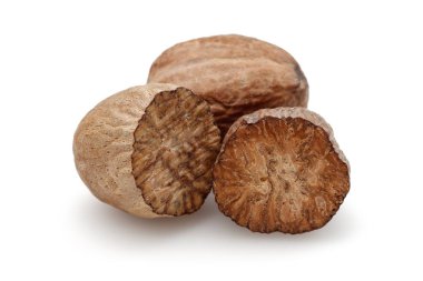 Bütün ve üzerinde beyaz izole yarım küçük hindistan cevizi