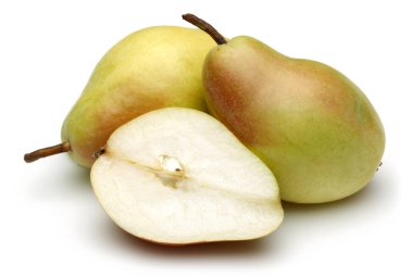 Taze armut meyveleri beyaz üzerine izole edilmiş.