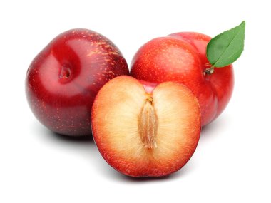 Yaprak üzerinde beyaz izole kırmızı Erik