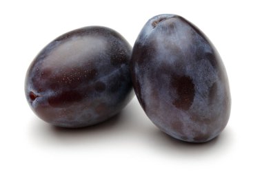 Beyaz izole iki bütün Damson Erik