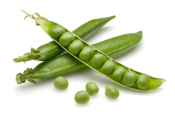 Świeży zielony groszek na białym tle — Zdjęcie stockowe