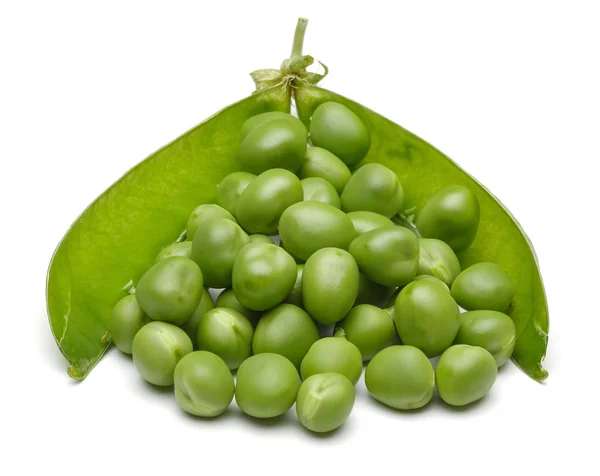 Färska gröna ärter isolerad på vit — Stockfoto