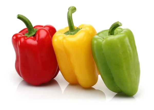 Gele, rode en groene paprika, geïsoleerd — Stockfoto