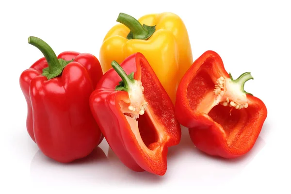Žlutá a červená paprika izolované na bílém — Stock fotografie