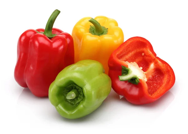 Žluté, červené a zelené papriky, samostatný — Stock fotografie
