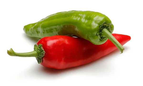 Čerstvé červené a zelené papriky, izolované na bílém — Stock fotografie