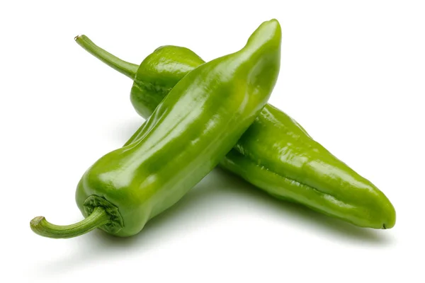 Φρέσκιες πράσινες πιπεριές που απομονώνονται σε λευκό — Φωτογραφία Αρχείου