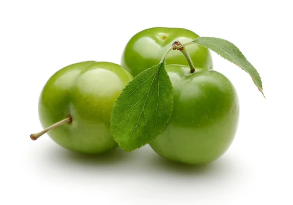 Prugne verdi fresche con foglia isolata su bianco — Foto Stock