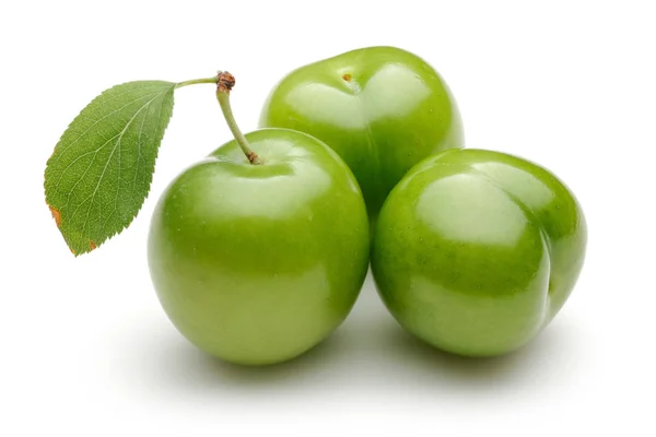 Prugne verdi fresche con foglia isolata su bianco — Foto Stock