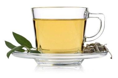 Adaçayı çay ve adaçayı yaprakları üzerinde beyaz izole