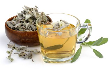 Adaçayı çay ve adaçayı yaprakları üzerinde beyaz izole