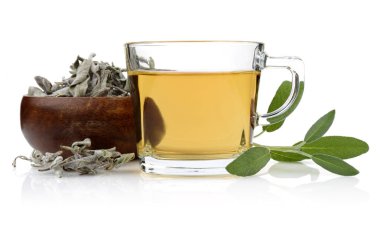 Adaçayı çay ve adaçayı yaprakları üzerinde beyaz izole