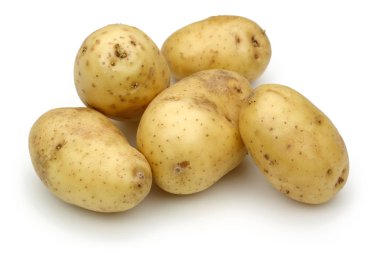 Beyaz üzerinde izole taze patates yığını