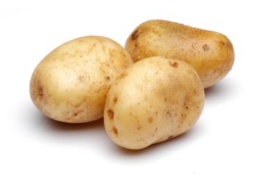 Beyaz üzerinde izole taze patates yığını