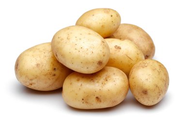 Beyaz üzerinde izole taze patates yığını