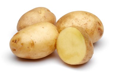 Beyaz üzerinde izole dilimlenmiş taze patates