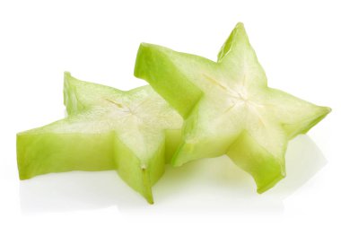 Beyaz üzerinde izole taze yıldız meyve dilimleri