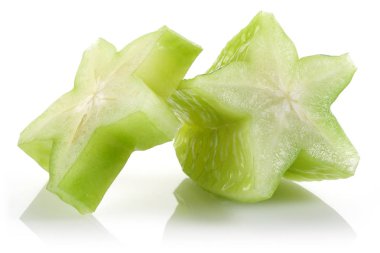 Beyaz üzerinde izole taze yıldız meyve dilimleri