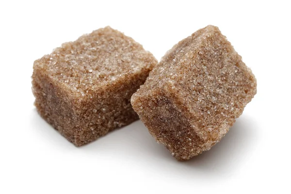 Cubes de sucre brun isolés sur blanc — Photo