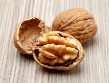 Ahşap tahta üzerinde tüm ve çatlak ceviz