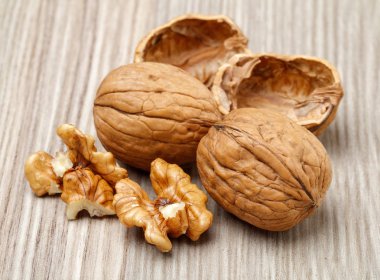 Ahşap tahta üzerinde tüm ve çatlak ceviz