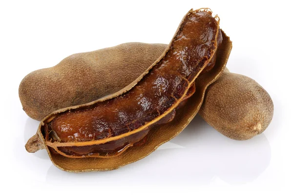 Färsk Tamarind frukt isolerad på vitt — Stockfoto