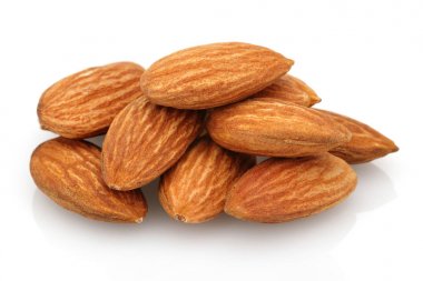 unas nueces aisladas en blanco