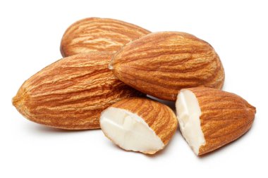 unas nueces aisladas en blanco
