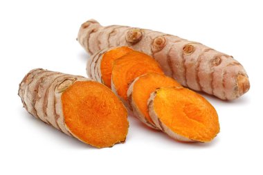 Taze zerdeçal ve beyaz izole dilimler