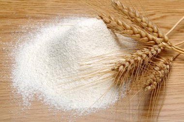 Ahşap tabakta un ve buğday kulağı yığını