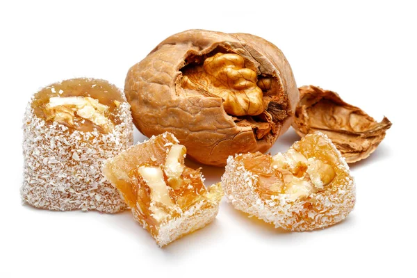 Turecká radost s vlašskými ořechy izolovanými na bílém — Stock fotografie