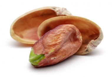 Beyaz üzerinde izole fıstıklı fındık grubu