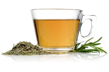 Kurutulmuş ve taze biberiye izole arasında Çay Bardağı