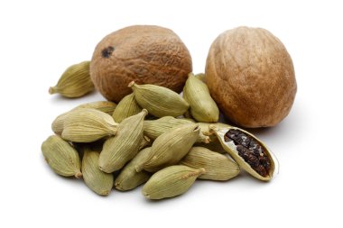 Hindistan cevizi ve kakule bakla beyaz izole