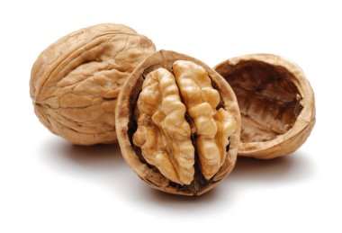 Kırık cevizler beyaza izole edilmiş.