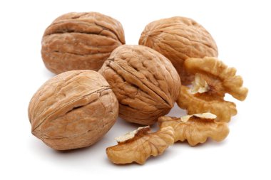 Kırık cevizler beyaza izole edilmiş.