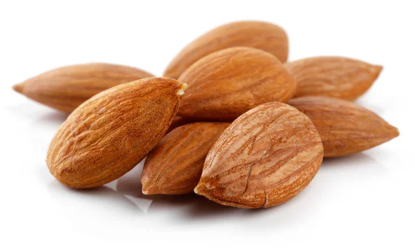 Grupo de almendras aisladas en blanco — Foto de Stock