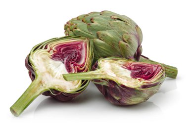 Beyaz arkaplanda izole edilmiş taze enginarlar