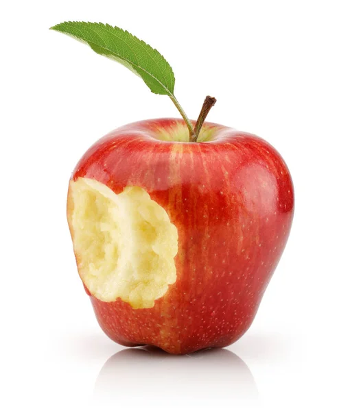 Manzana roja mordida con hoja aislada en blanco — Foto de Stock