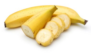 Olgun muz dilimleri beyaz izole