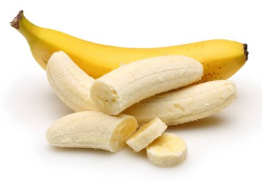 Olgun muz dilimleri beyaz izole