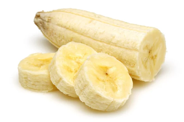Αποφλοιωμένες φέτες μπανάνας απομονωμένα σε λευκό — Φωτογραφία Αρχείου