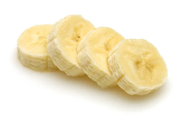 白で分離した皮をむいたバナナスライス — ストック写真